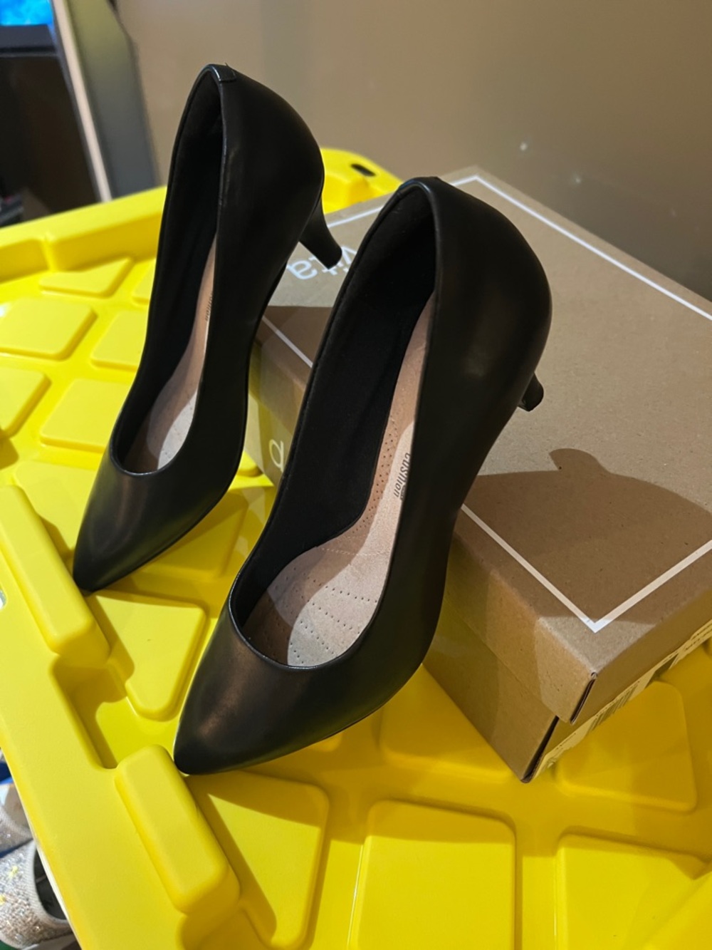 Clark’s Collection Black Pointed-Toe Leather  Low Heel Pumps Black Sz 8
